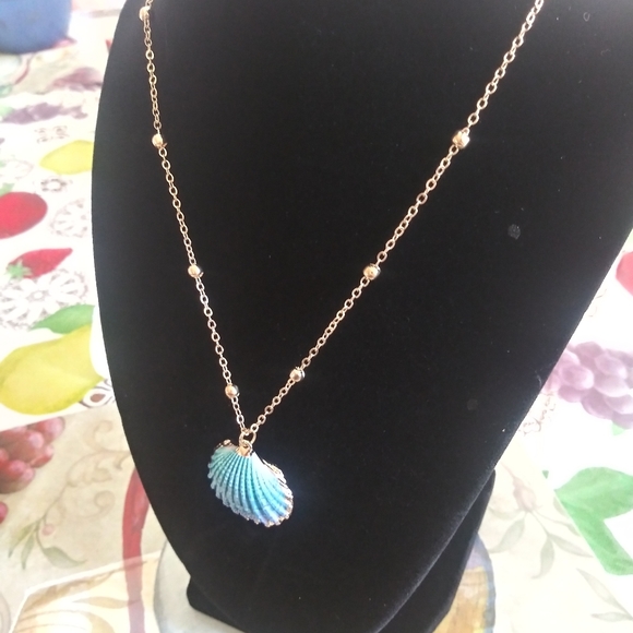 SeaShell Necklace - Picture 2 of 2